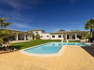 Modern Villa With Three Independent..