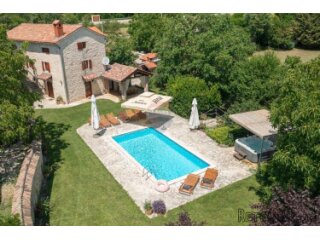 TINJAN, okolica- kamena vila sa 7000 m2 okućnice