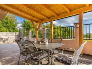 Istra,noviji, udoban apartman sa vrtom, Ližnjan