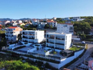 Crikvenica – novogradnja s pogledom, terasa i parking