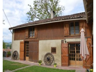 Pretty converted barn, massive mountain..