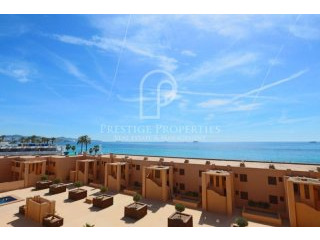 Lovely apartment by the beach with sea..