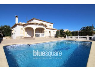 Beautifully presented 5 bedroom villa