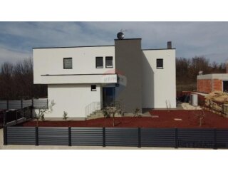 Moderna vila s bazenom u Kašteliru