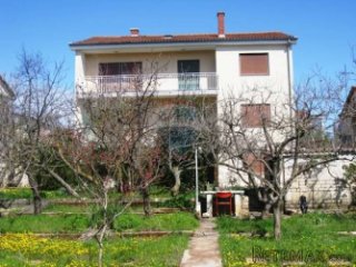 Istra,Pula, kuća 3 stana,300m do mora