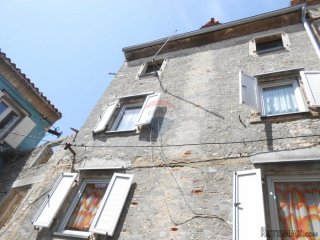 Istra, Vodnjan, kuća u nizu kod centra,za uređenje