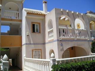 * TOP FLOOR APARTMENT - 5 MINS WALK TO..