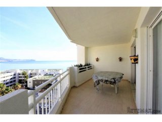 Amplio ático de 3 dormitorios y 2 baños con vistas al mar e..