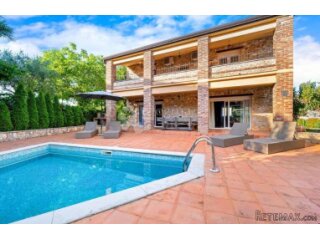 Mediteranska vila rustikalnog šarma, 238 m²