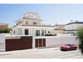 4 Bedroom 3 Bathroom Villa In Ciudad..
