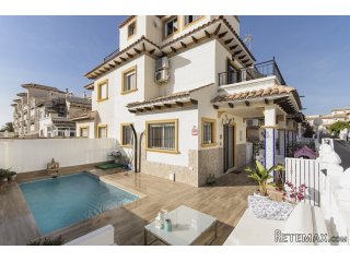 Esta magnífica casa está situada en residencial con una e..