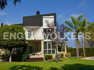 Magnificent Chalet In Urb. Coblanca