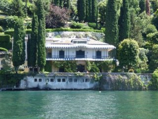Lakeside Penthouse with pool & boat..