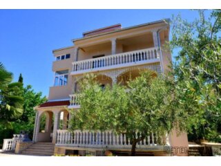 MALINSKA - APARTMANSKA KUĆA SA 6 APARTMANA