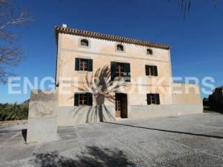 An authentic estate with sea views
