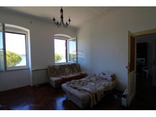 Rovinj,pola kuće s vrtom60m2 i poslovnim prostorom-otvoreni
