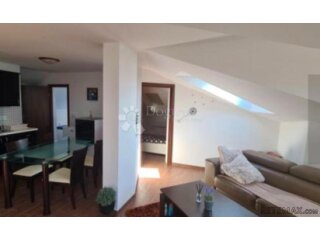 APARTMAN U POTKROVLjU 50m2(u naravi 70m2)