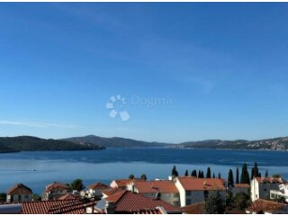 OKRUG GORNJI, KUĆA 400 m², 150 m OD MORA, PRILIKA