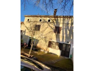 Kuća sa građevinskim zemljištem