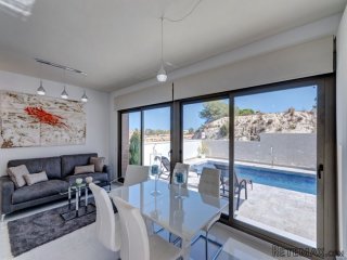Beautiful villa located in San Miguel de Salinas. The villa..