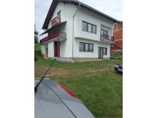 Kuća s 2 stana i PP u prizemlju
