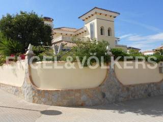 Spacious villa with high-tech quality