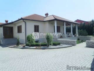 Dražice, nova samostojeća kuća s velikom okućnicom i bazenom