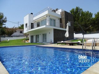 Luxury modern villa with sea views in..