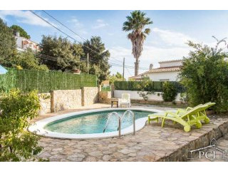 /082 Semi Detached house with private..