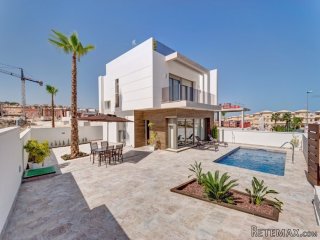 Beautiful villa located in San Miguel de Salinas. The house..