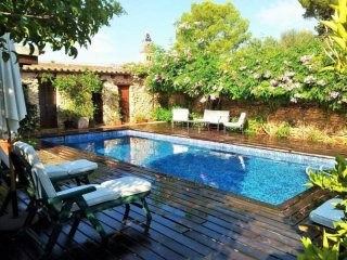 Impeccable townhouse with garden, pool..