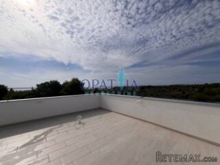 Vir - blizu centra, stan 2. kat/krovni balkon/pogled na more