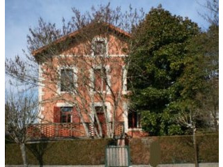 Well Appointed 5 Bed/4 Bath Village..