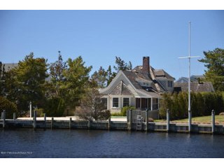 4 bedroom Detached House For Sale: 955..