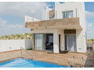 Nice duplex located in Villamartin, Orihuela Costa. The..
