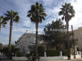 Detached house with internal s/pool in..