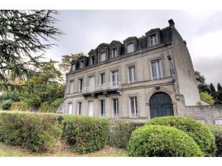 Grand Mansion House In The Heart Of Town