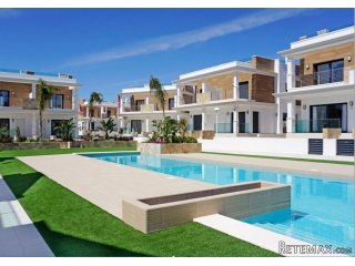 Beautiful townhouse brand new in Ciudad Quesada. A gated..
