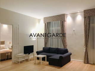 Top renovated classic VIennese..