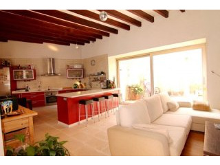 Tastefully refurbished townhouse with..