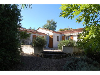 Single Storey Villa With Pool And Garage