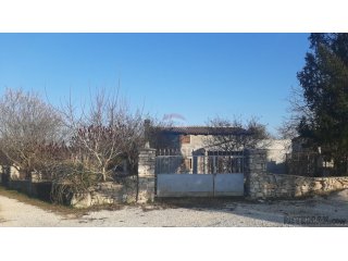 Istra, Svetvinčenat, parcela s kućom na prekrasnoj lokaciji
