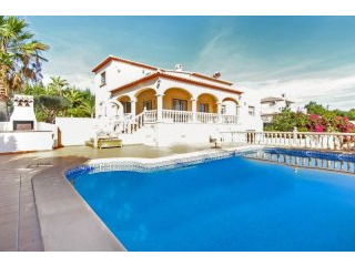 Modern 5 bedroom villa on flat plot in..