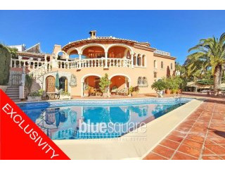Luxury Villa with pool and tropical..