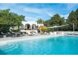 Magnificent villa with sea views near..