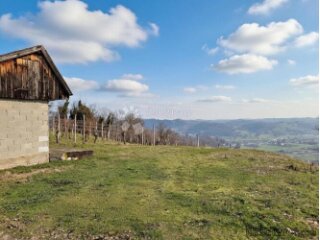 Poljoprivredno zemljište s pogledom na Sveti križ Začretje