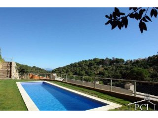 Semi detached house with community..