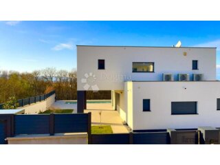 Prestižna vila s bazenom i visokim standardom stanovanja