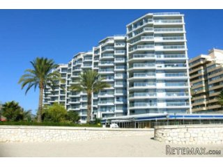 Apartamento-ático compuesto por 3 dormitorios, 3 baños y 1..