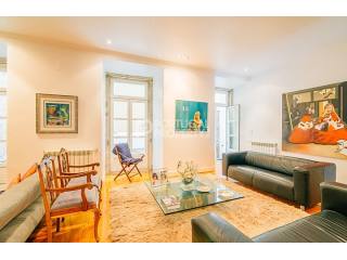 Lovely 4 + 2 Bedroom House in Lisbon
